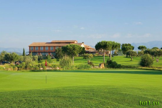 Поля для гольфа в Пералада