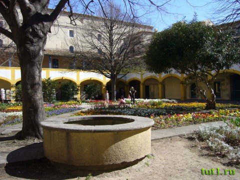 Арль - психиатрическая лечебница где лежал Ван Гог Арль - психиатрическая лечебница где лежал Ван Гог