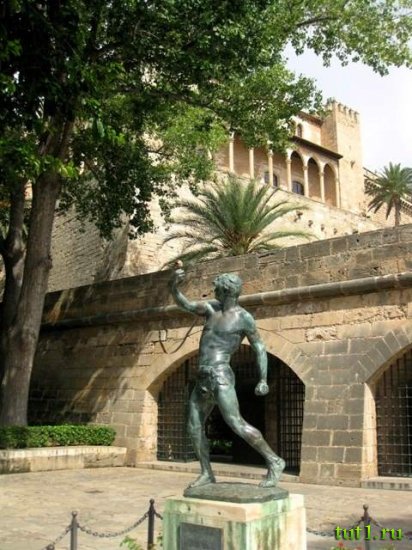 Бронзовый памятник метателю камней - Майорка