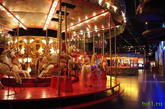 Музей ярмарочного искусства (Mus&#233;e des Arts Forains) — Париж