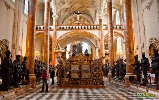 Инсбрук - гробница Максимилиана.