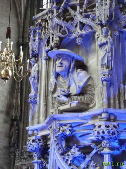 Венский собор Святого Стефана - статуя архитектора Антона Пильграма