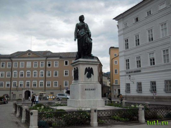 Зальцбург - памятник Моцарту